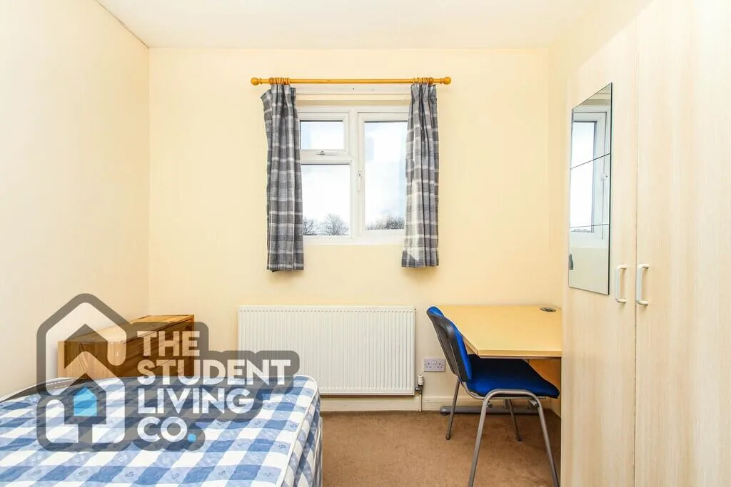 6 bedroom semi-detached house for rent
