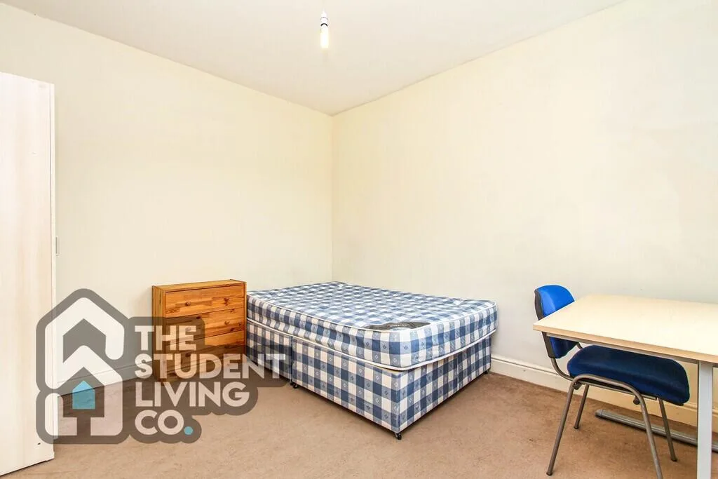 6 bedroom semi-detached house for rent