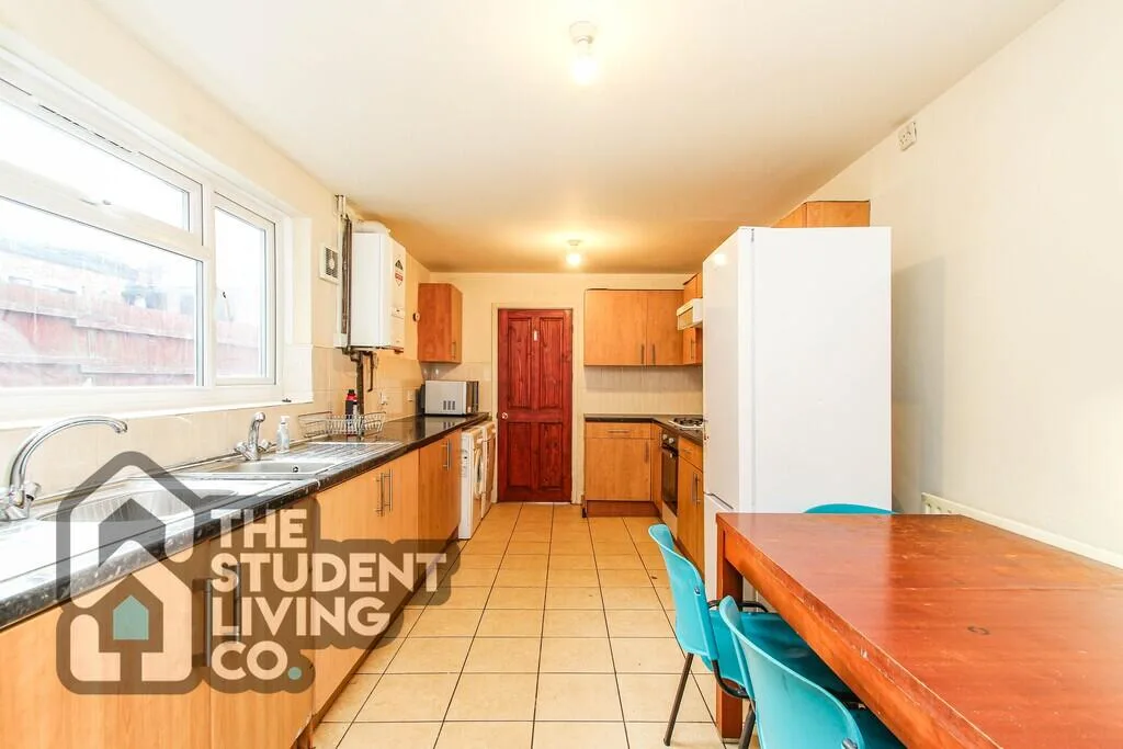 6 bedroom semi-detached house for rent