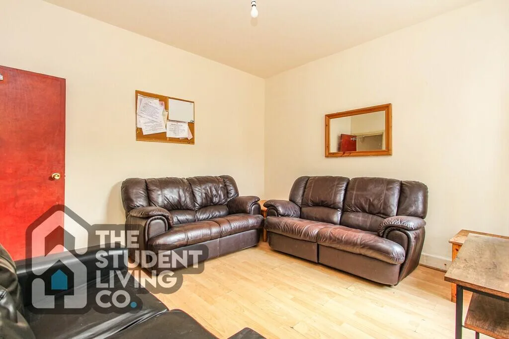 6 bedroom semi-detached house for rent