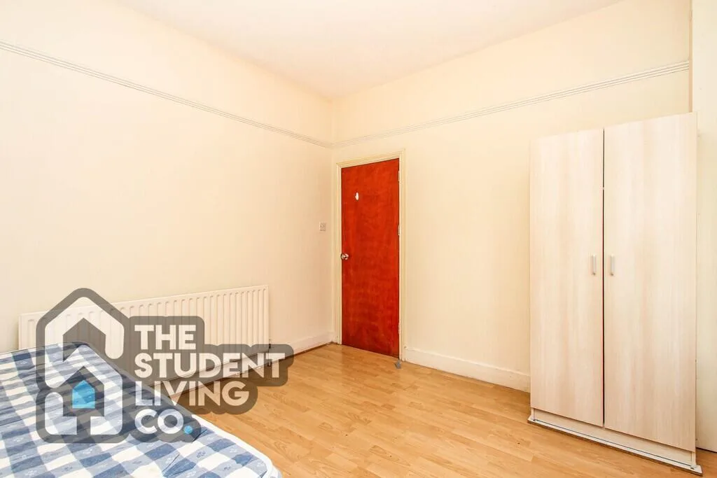 6 bedroom semi-detached house for rent