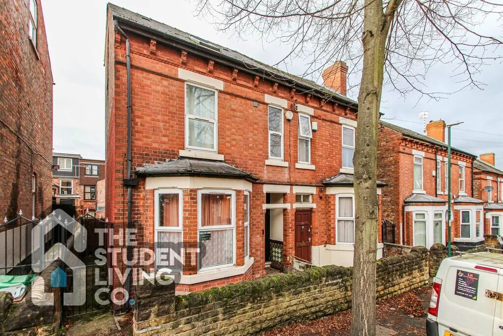 6 bedroom semi-detached house for rent
