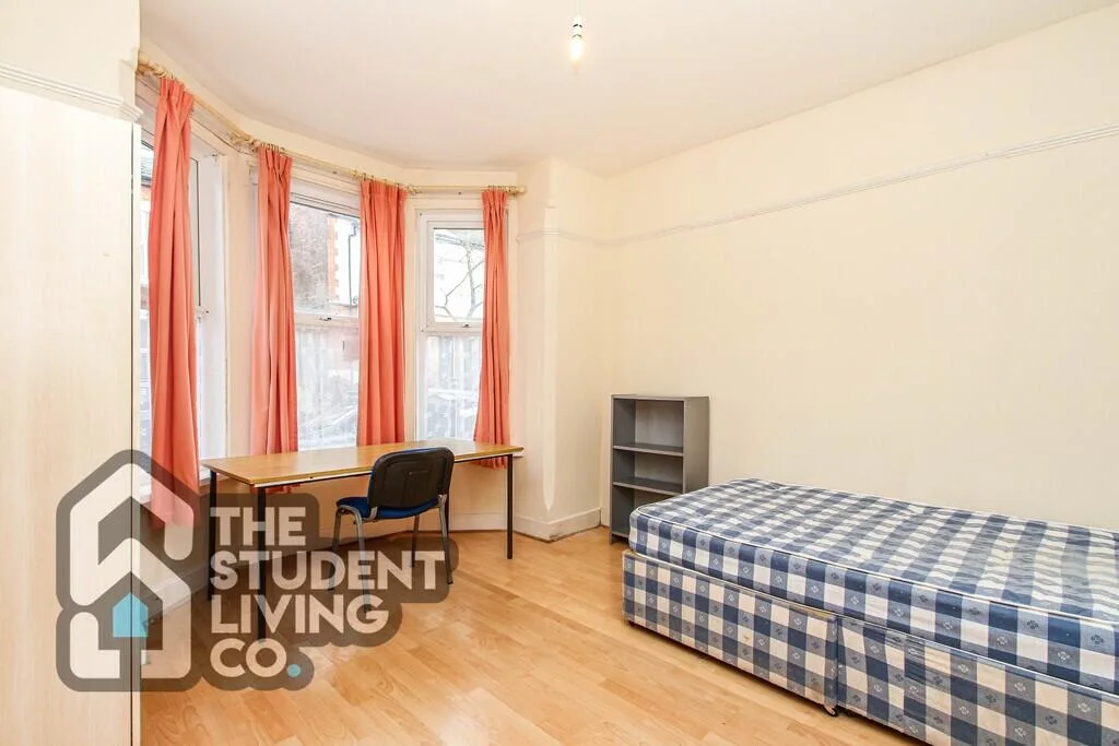 6 bedroom semi-detached house for rent