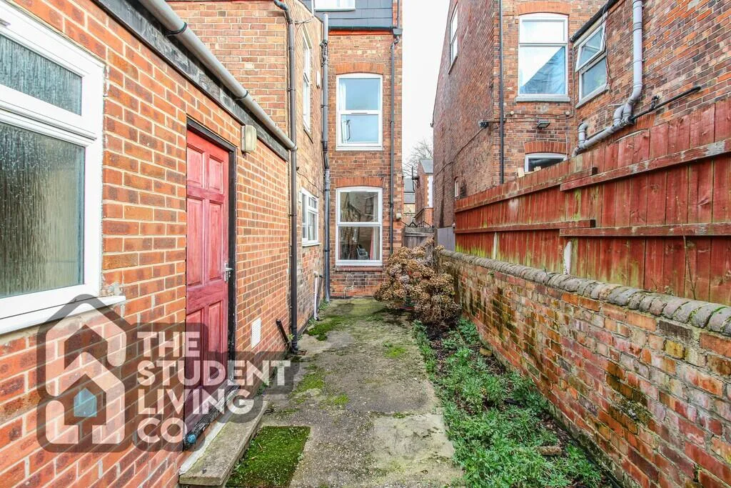 6 bedroom semi-detached house for rent