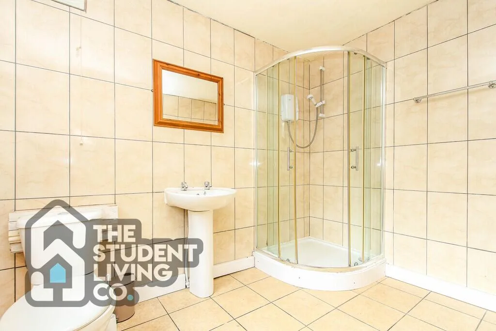 6 bedroom semi-detached house for rent
