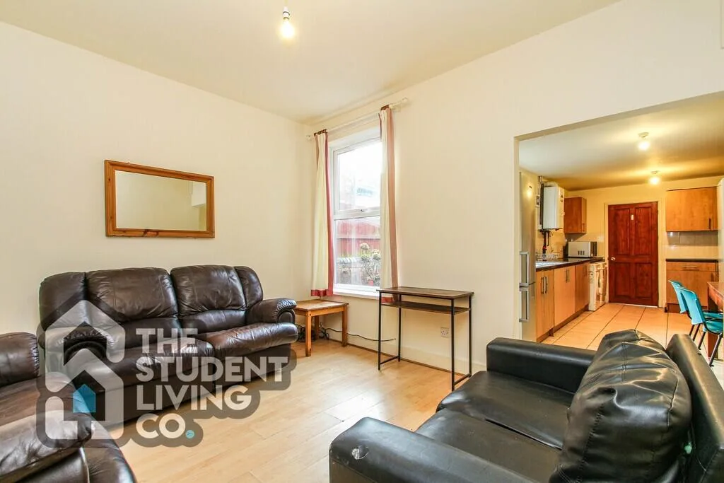 6 bedroom semi-detached house for rent