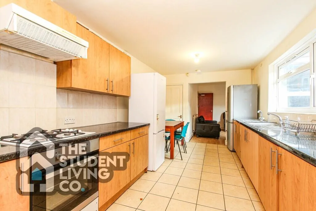 6 bedroom semi-detached house for rent