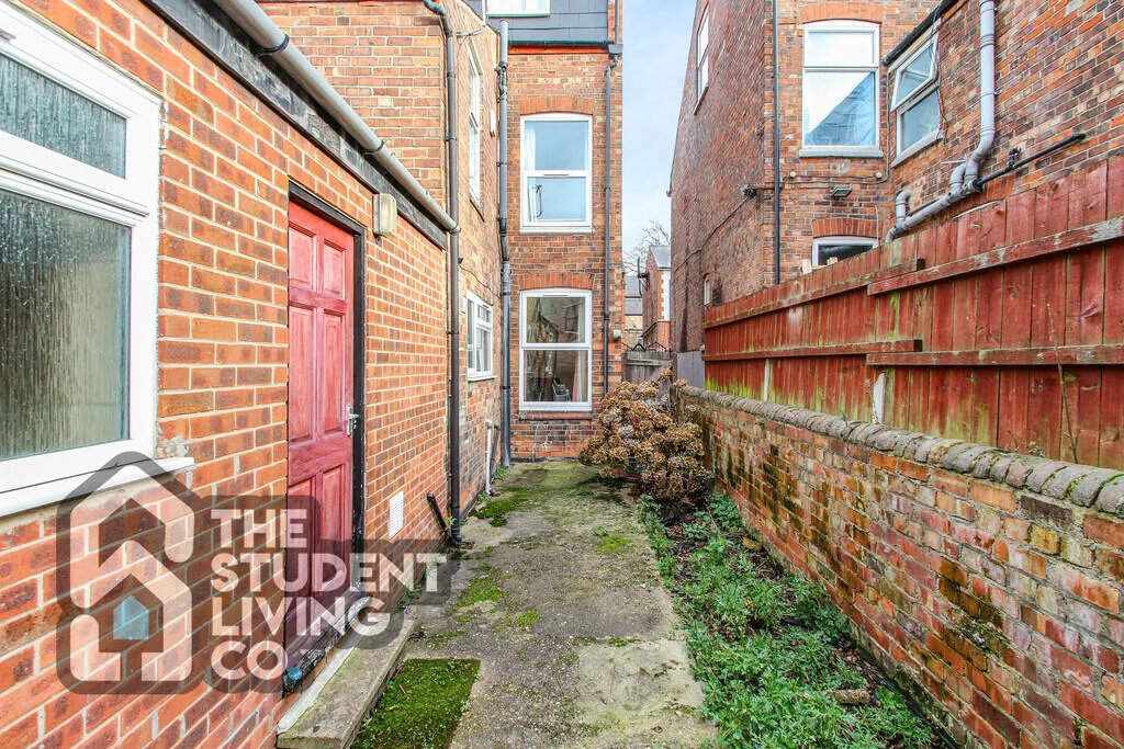 6 bedroom semi-detached house for rent