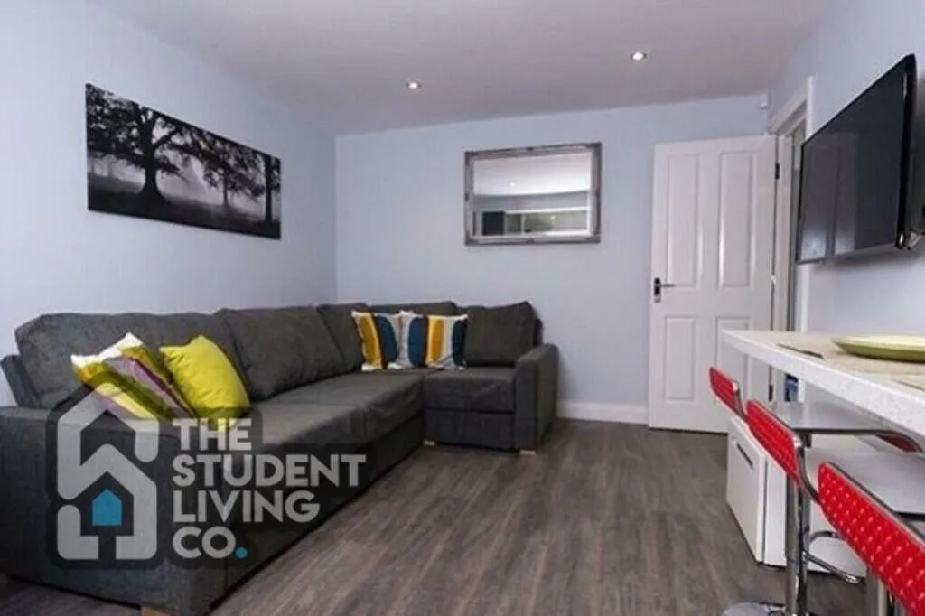 5 bedroom semi-detached house for rent