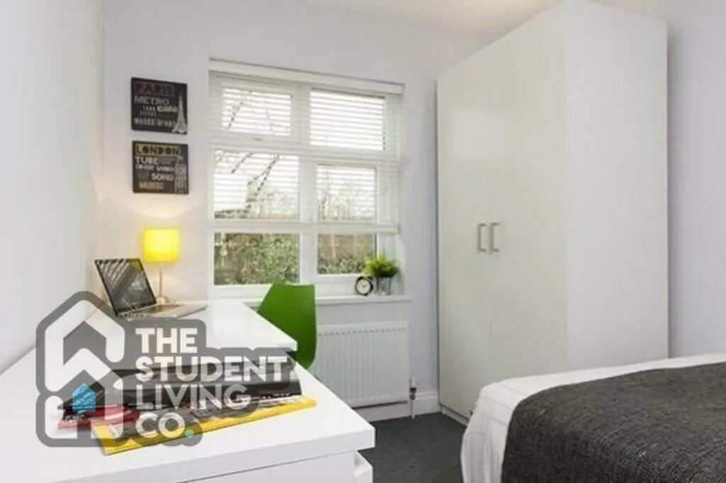 5 bedroom semi-detached house for rent