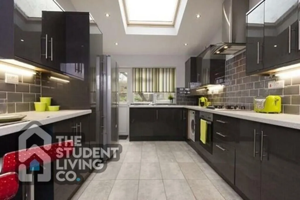 5 bedroom semi-detached house for rent