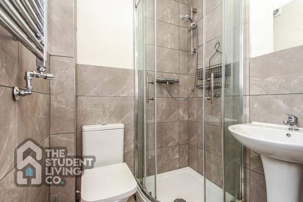 6 bedroom semi-detached house for rent