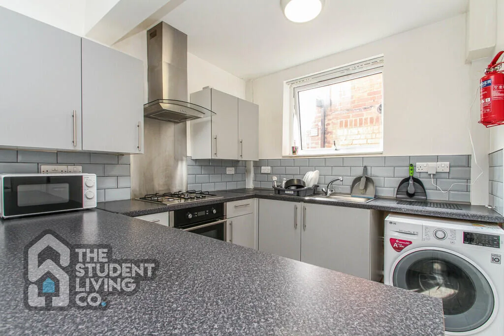 6 bedroom semi-detached house for rent