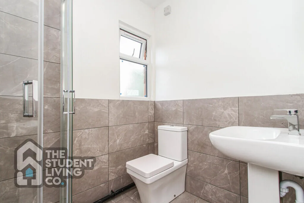 6 bedroom semi-detached house for rent