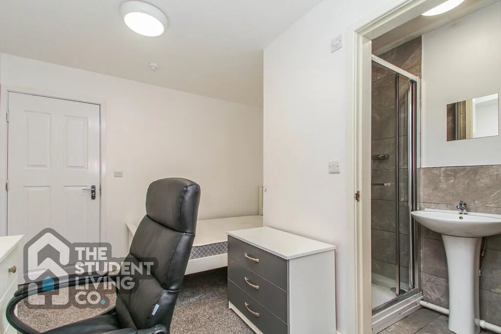 6 bedroom semi-detached house for rent