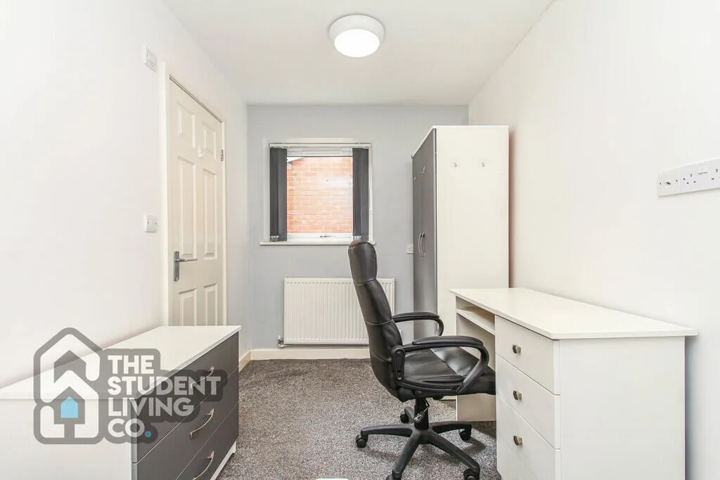 6 bedroom semi-detached house for rent