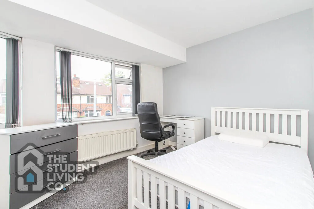 6 bedroom semi-detached house for rent