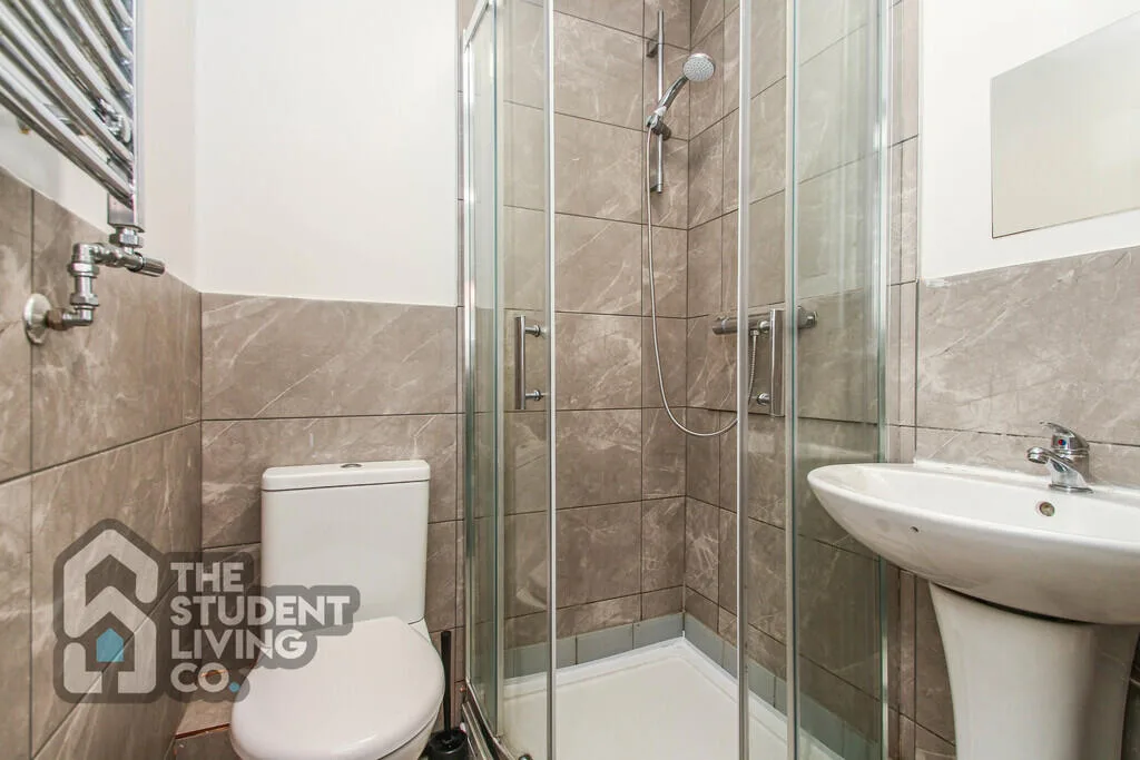 6 bedroom semi-detached house for rent