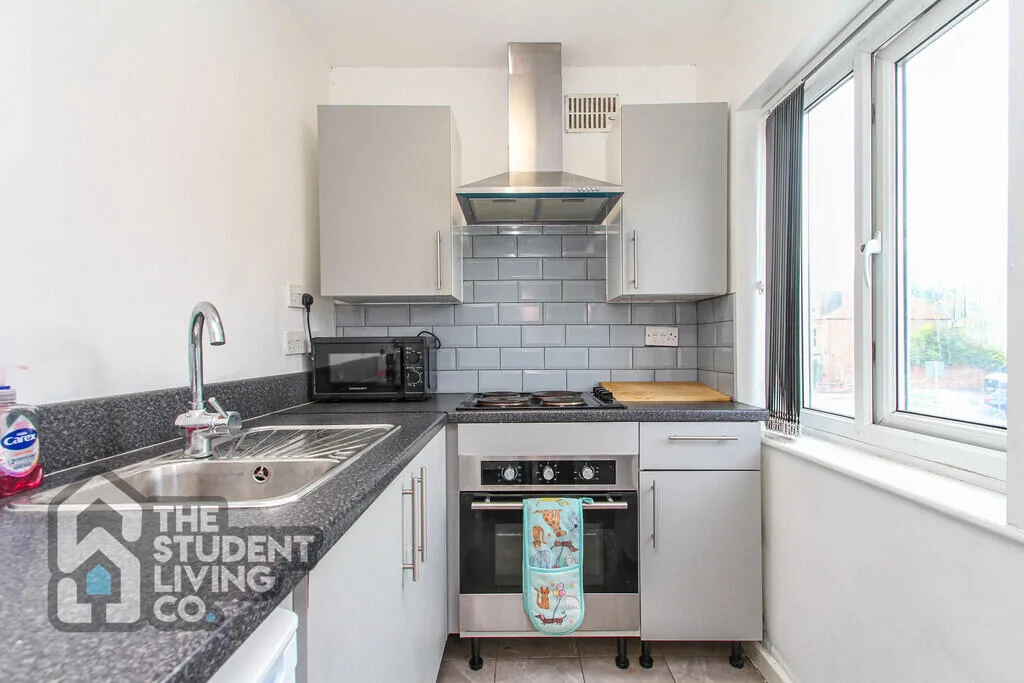 6 bedroom semi-detached house for rent