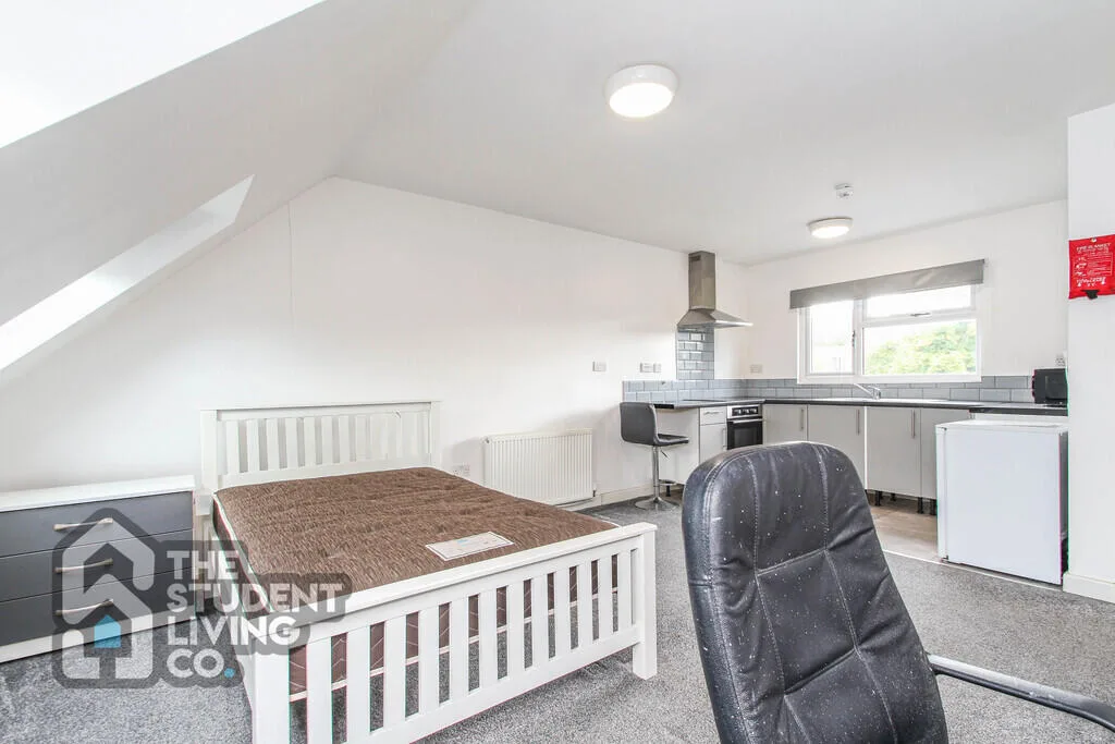6 bedroom semi-detached house for rent