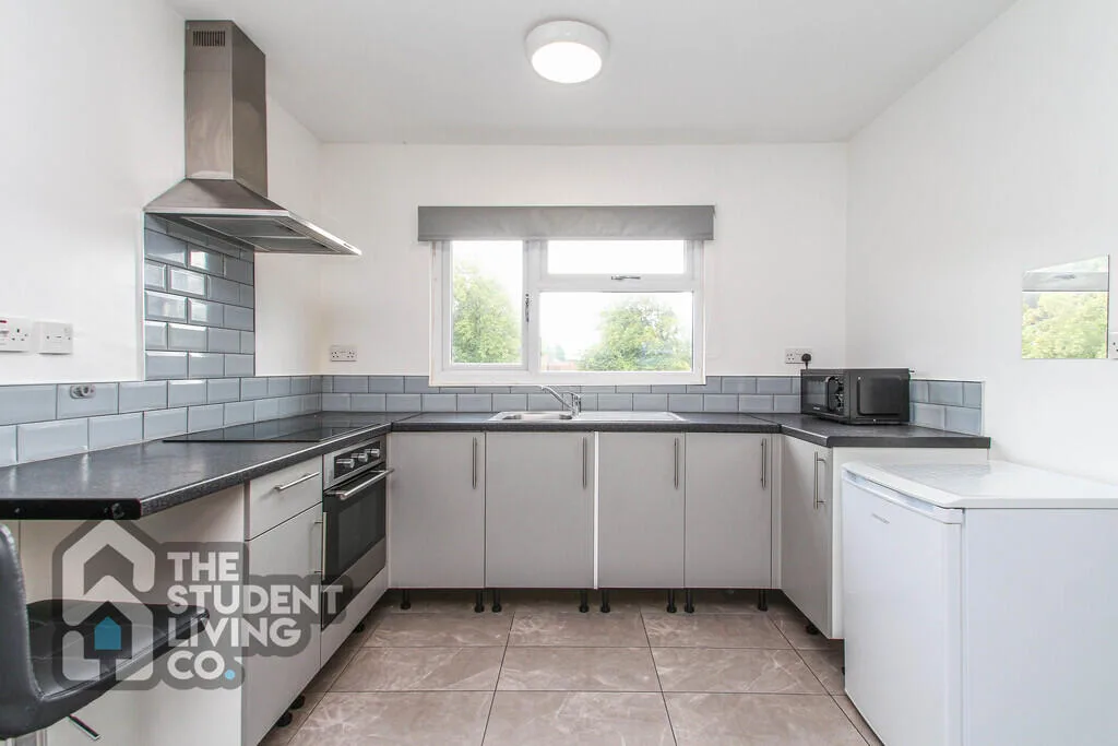 6 bedroom semi-detached house for rent