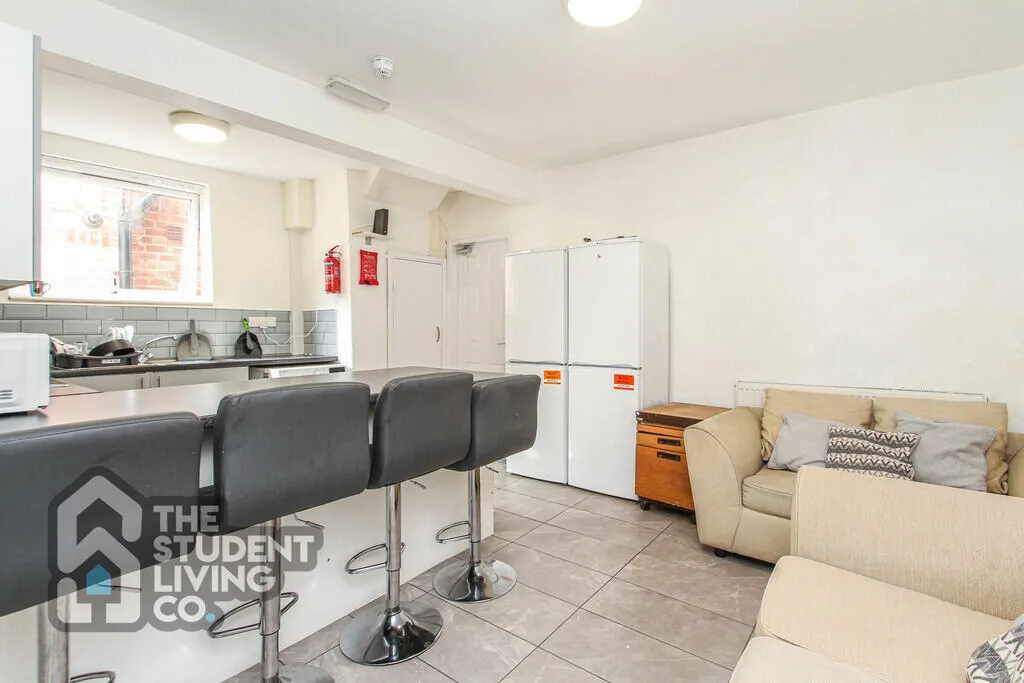 6 bedroom semi-detached house for rent