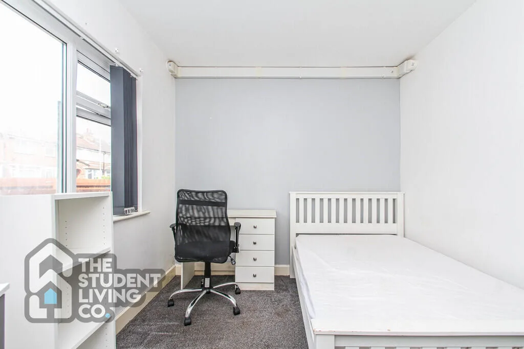 6 bedroom semi-detached house for rent