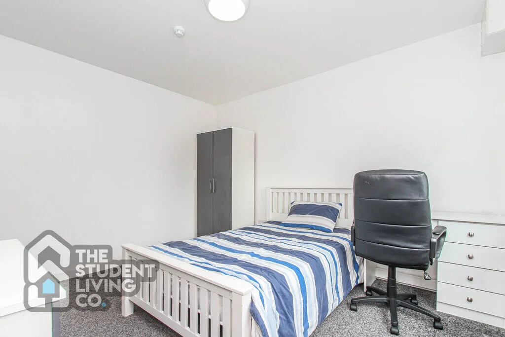 6 bedroom semi-detached house for rent