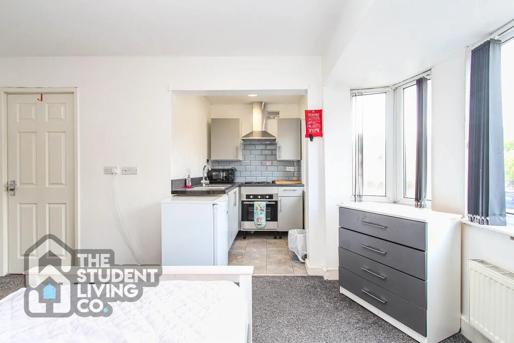 6 bedroom semi-detached house for rent