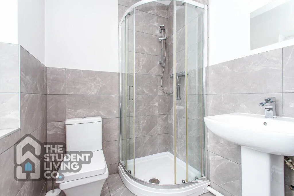 6 bedroom semi-detached house for rent