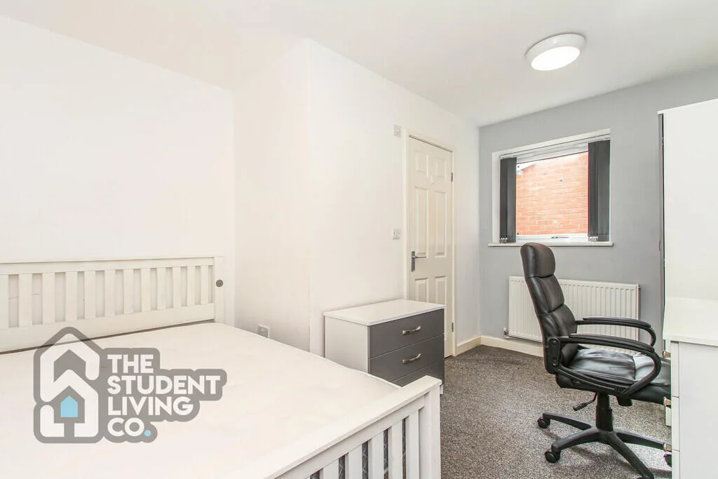 6 bedroom semi-detached house for rent