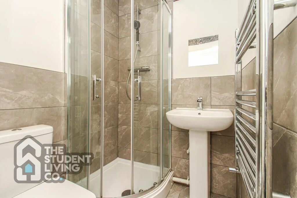 6 bedroom semi-detached house for rent