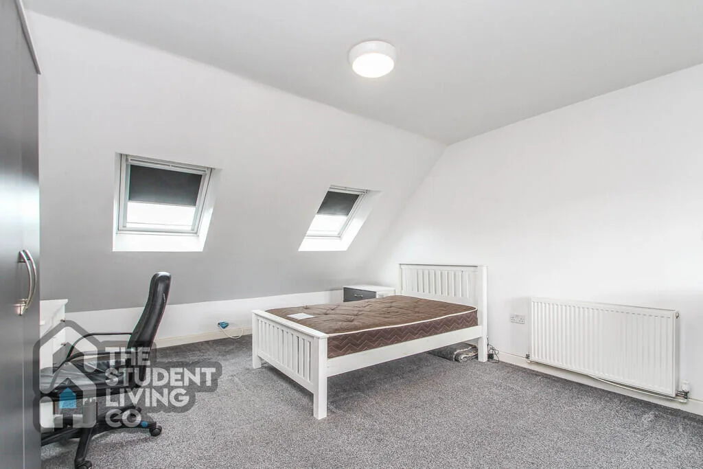 6 bedroom semi-detached house for rent