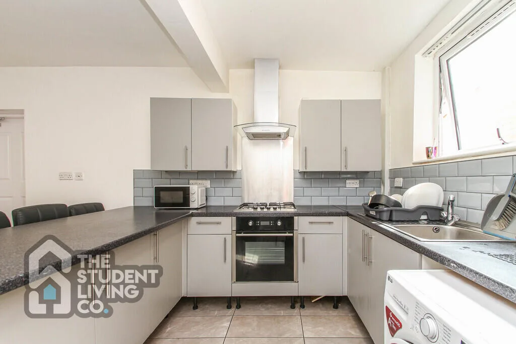 6 bedroom semi-detached house for rent