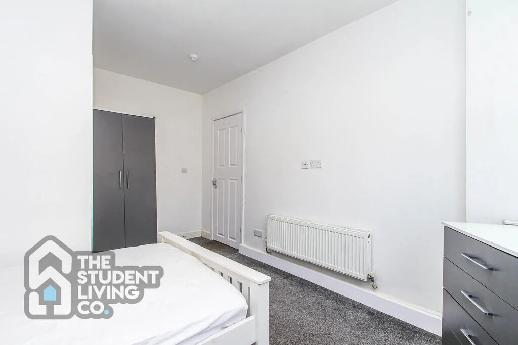 6 bedroom semi-detached house for rent