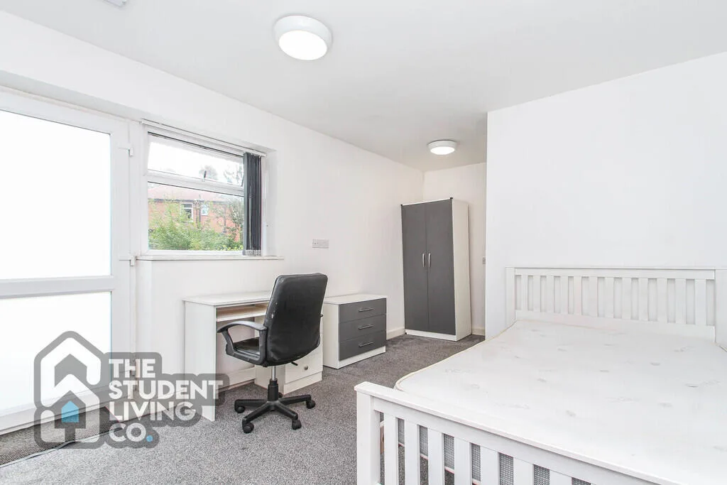 6 bedroom semi-detached house for rent