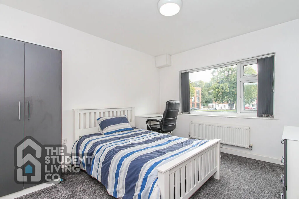 6 bedroom semi-detached house for rent
