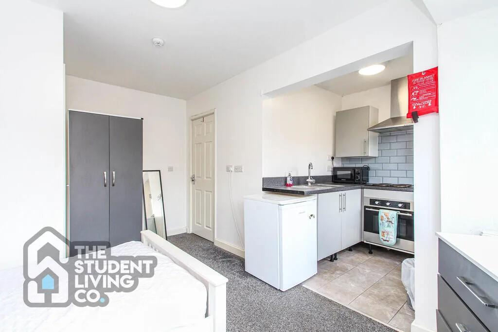 6 bedroom semi-detached house for rent
