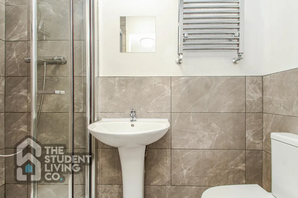 6 bedroom semi-detached house for rent