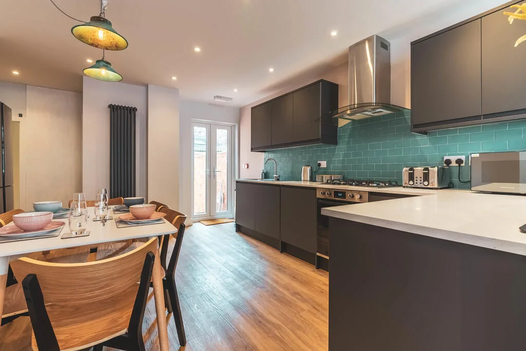 6 bedroom terraced house for rent