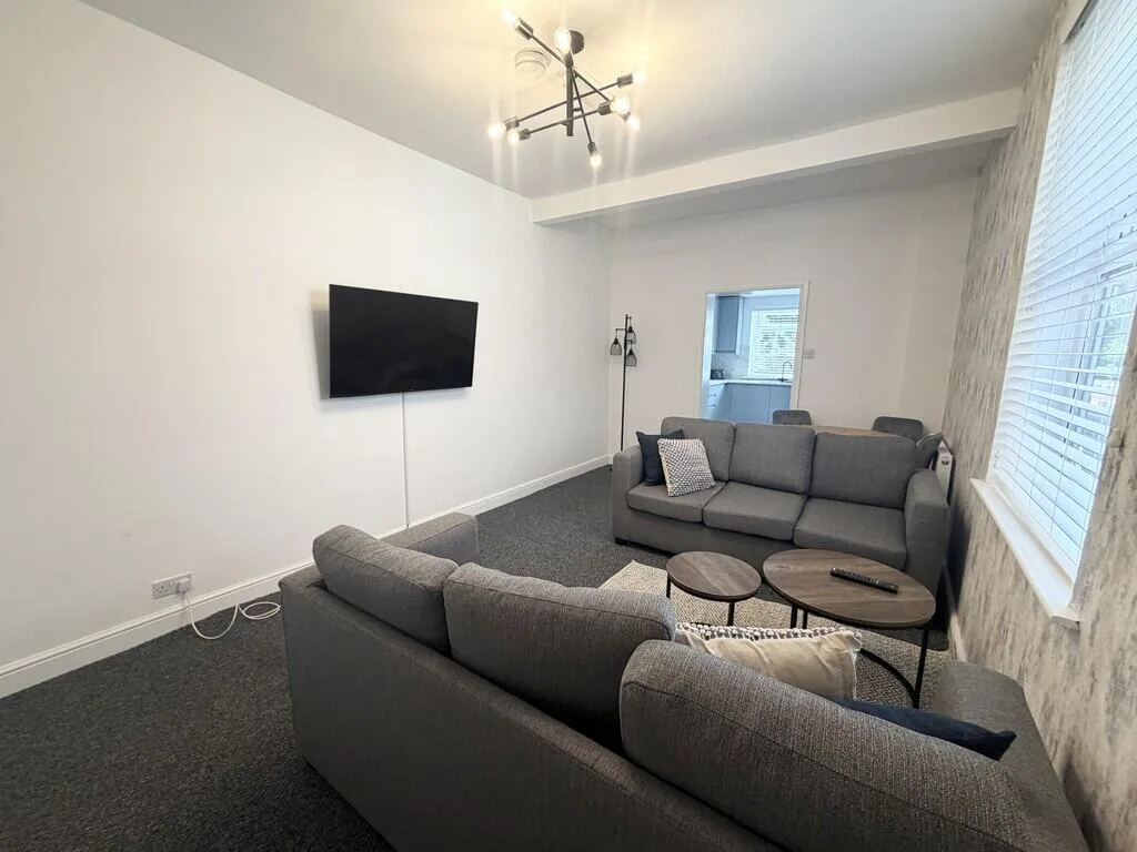 6 bedroom terraced house for rent