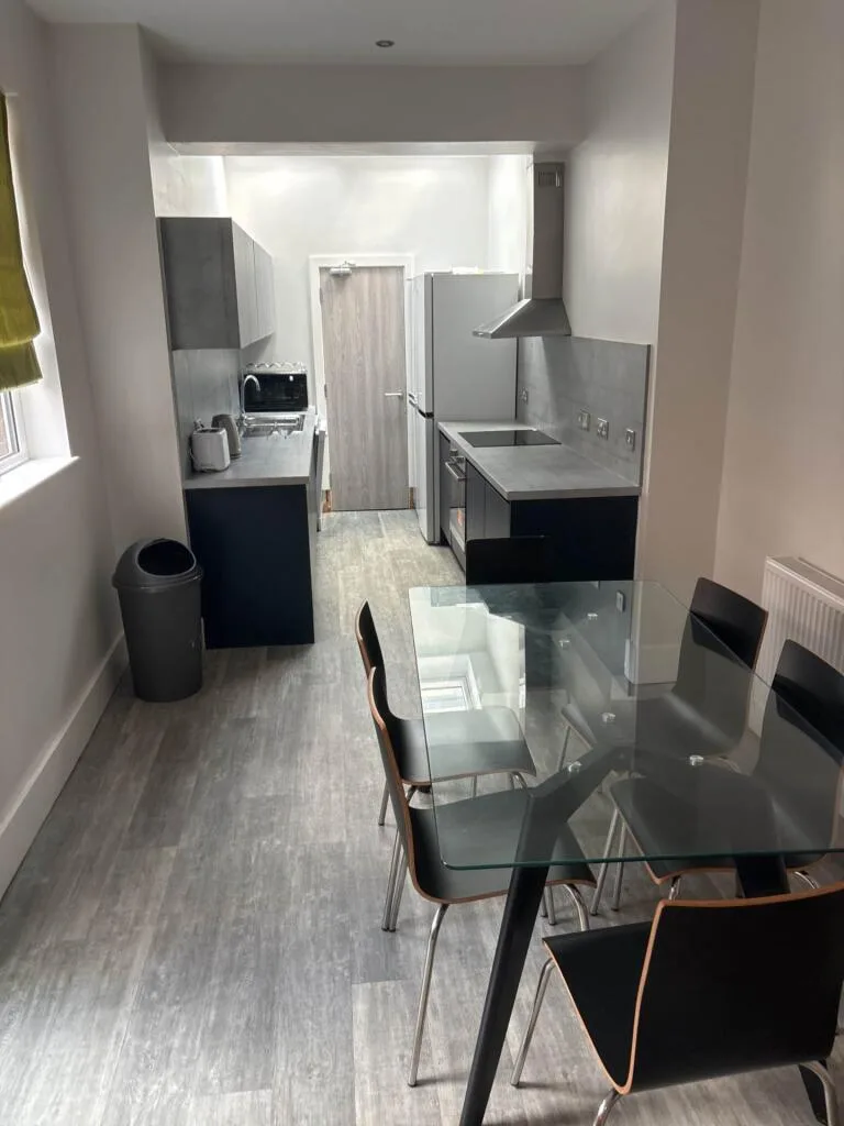 6 bedroom terraced house for rent