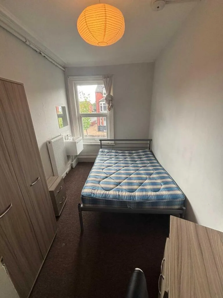 9 bedroom semi-detached house for rent