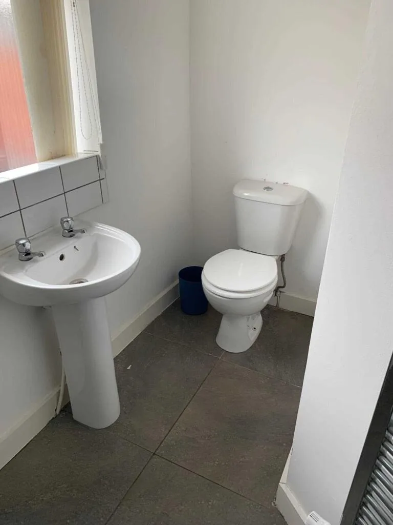 5 bedroom end of terrace house for rent