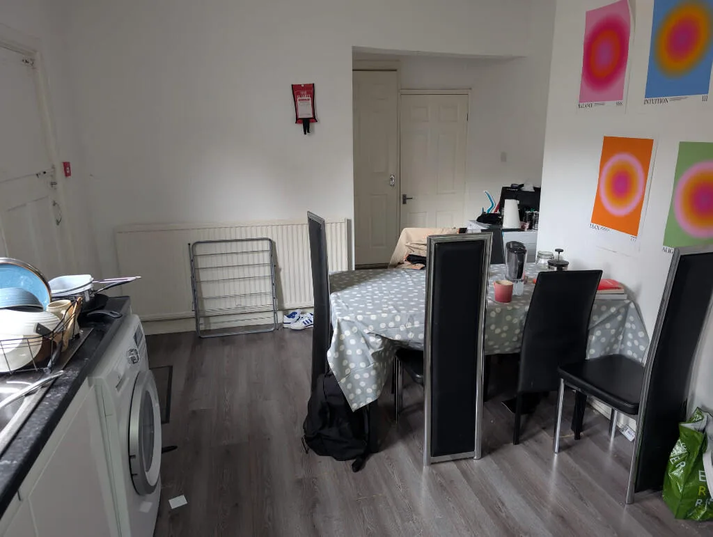 6 bedroom end of terrace house for rent