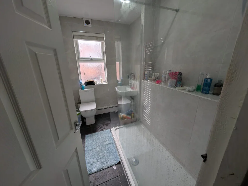 6 bedroom end of terrace house for rent