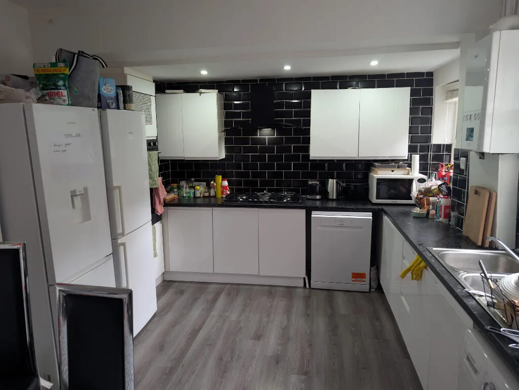 6 bedroom end of terrace house for rent