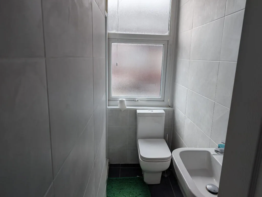 6 bedroom end of terrace house for rent