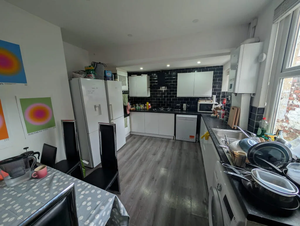 6 bedroom end of terrace house for rent