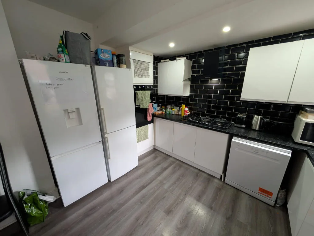 6 bedroom end of terrace house for rent